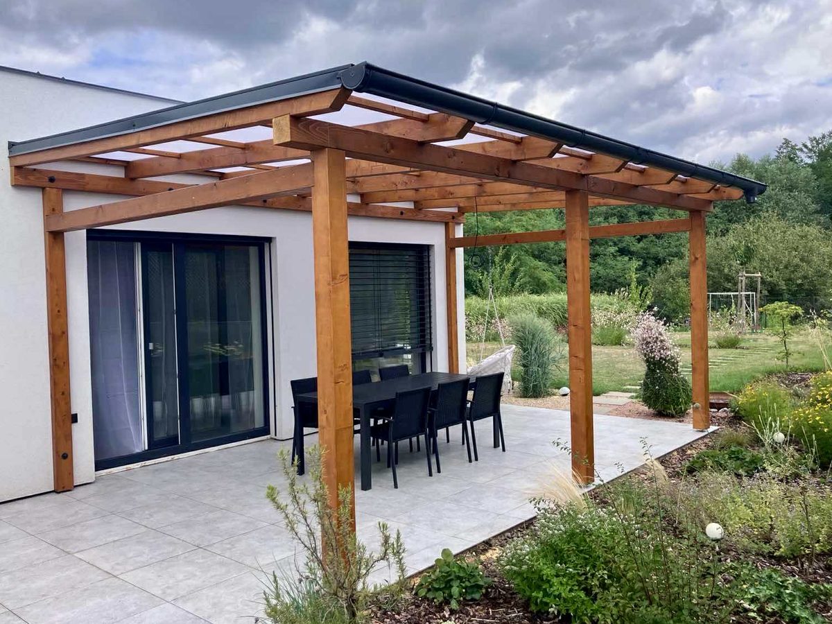 Dřevěná pergola s polykarbonátovým zastřešením nad terasou rodinného domu v Neslovicích u Brna
