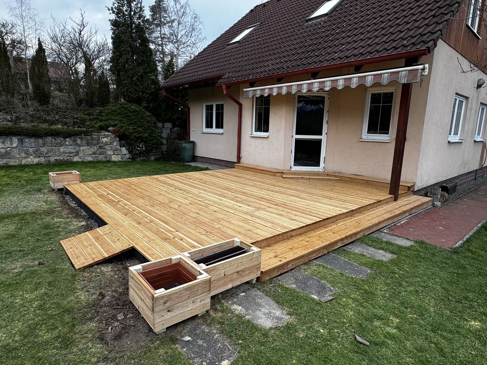 Rozestavěná terasa během montáže prken na rošt