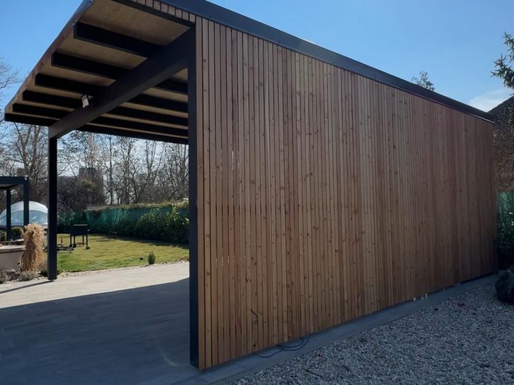 Carport s modřínovým opláštěním ve stylu rhombus